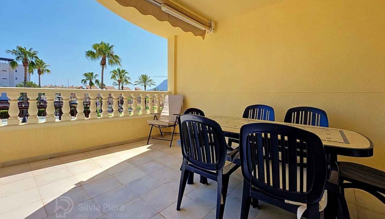 Piscina comunitaria con zonas de solárium