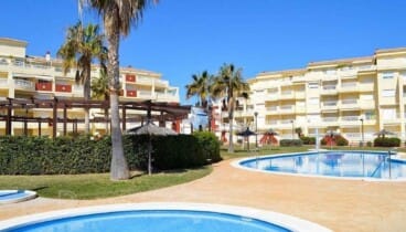 Piscina comunitaria para adultos y niños