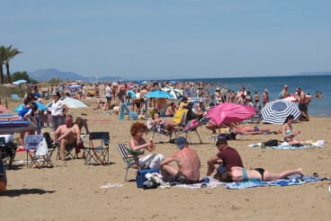 playa de denia abarrotada