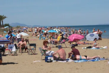 «En ningún sitio está la tasa turística»: Dénia vuelve a renunciar a la tasa turística frente a las reservas de la oposición 1 playa de denia abarrotada
