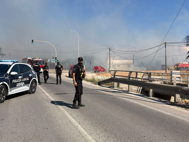 Incendio en Dénia: más de una docena de bomberos y 2 medios aéreos luchan contra las llamas descontroladas junto a Punta del Raset 3 Imagen: Policía Local de Dénia acordonando el lugar