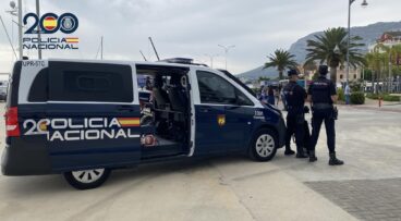 Detenidos en Dénia por robo de dos motocicletas y falsedad documental 6 Furgoneta de la Policía Nacional con la puerta lateral abierta y dos agentes uniformados de pie a su lado en una zona portuaria de Denia.