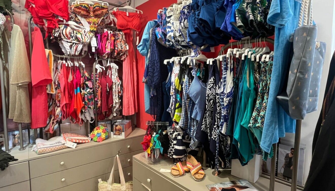 Por qué los estampados vibrantes y los cortes limpios dominan la temporada