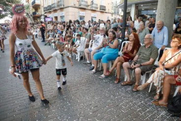 Cómo y dónde comprar las sillas para ver las Carrozas de Dénia este sábado 3 publico disfrutando del desfile de carrozas de denia