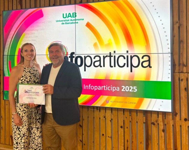 Sello Infoparticipa: Dénia, reconocida un año más por la calidad y transparencia en la comunicación pública 4 Imagen: Rafa Carrió y Marta Gascó sostienen el certificado del Sello Infoparticipa 2025 otorgado al Ayuntamiento de Dénia frente a una pantalla del evento.