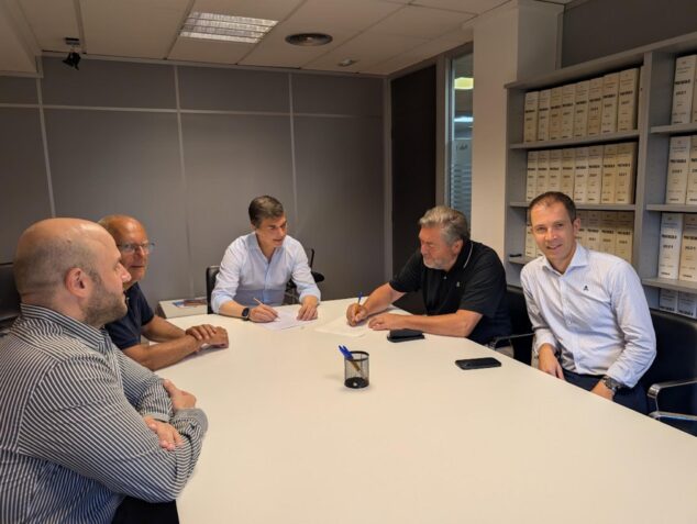 Imagen: Varios hombres firman documentos alrededor de una mesa durante la reunión del Patronato de la Fundació Creativa Dénia.