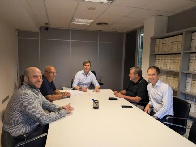 La Fundació Creativa Dénia renueva su Patronato y designa a Rafa Carrió como nuevo presidente 1 Varios hombres, miembros del Patronato de la Fundació Creativa Dénia, sentados alrededor de una mesa de reuniones.