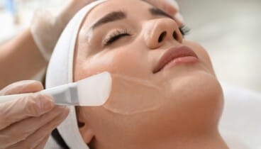 ¿Es buen momento para un peeling facial? Las opciones más seguras durante el verano 4 rostro luminoso hidratado y libre de imperfecciones