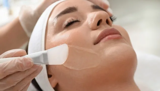 ¿Es buen momento para un peeling facial? Las opciones más seguras durante el verano 1 Imagen: Rostro luminoso, hidratado y libre de imperfecciones