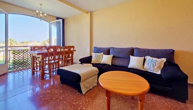 salon acogedor con salida al exterior