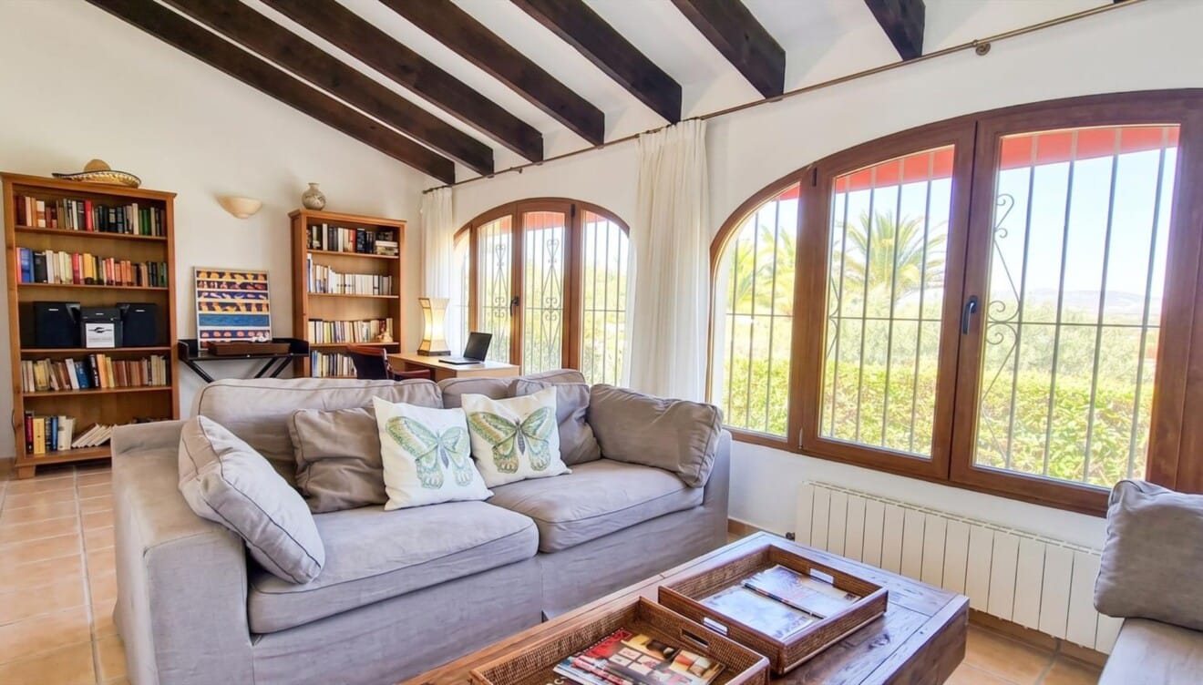 Salón comedor de gran tamaño con entrada de luz natural