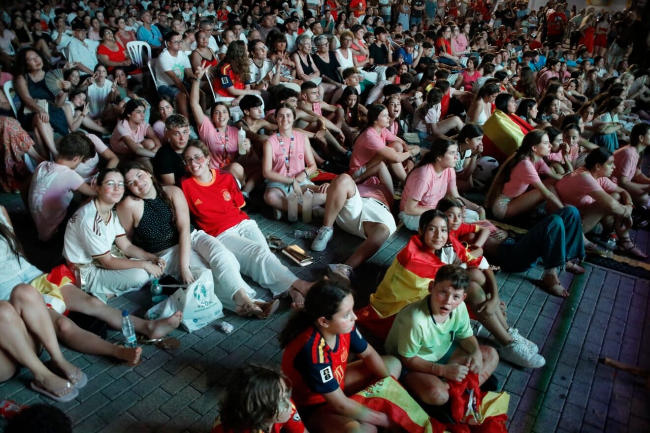 Seguimiento del partido del Mundial de fútbol en Dénia 1