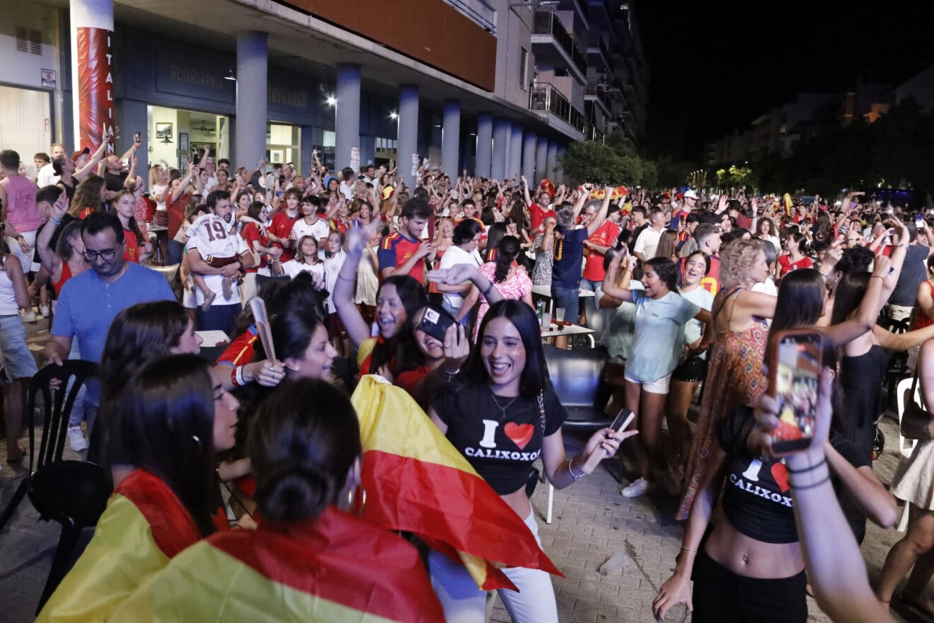 Euforia colectiva y alivio en la calle La Vía tras la victoria de España, que cambió la agenda festiva