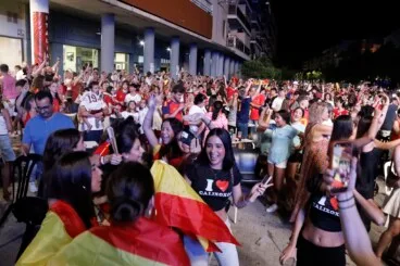 Euforia colectiva y alivio en la calle La Vía tras la victoria de España, que cambió la agenda festiva