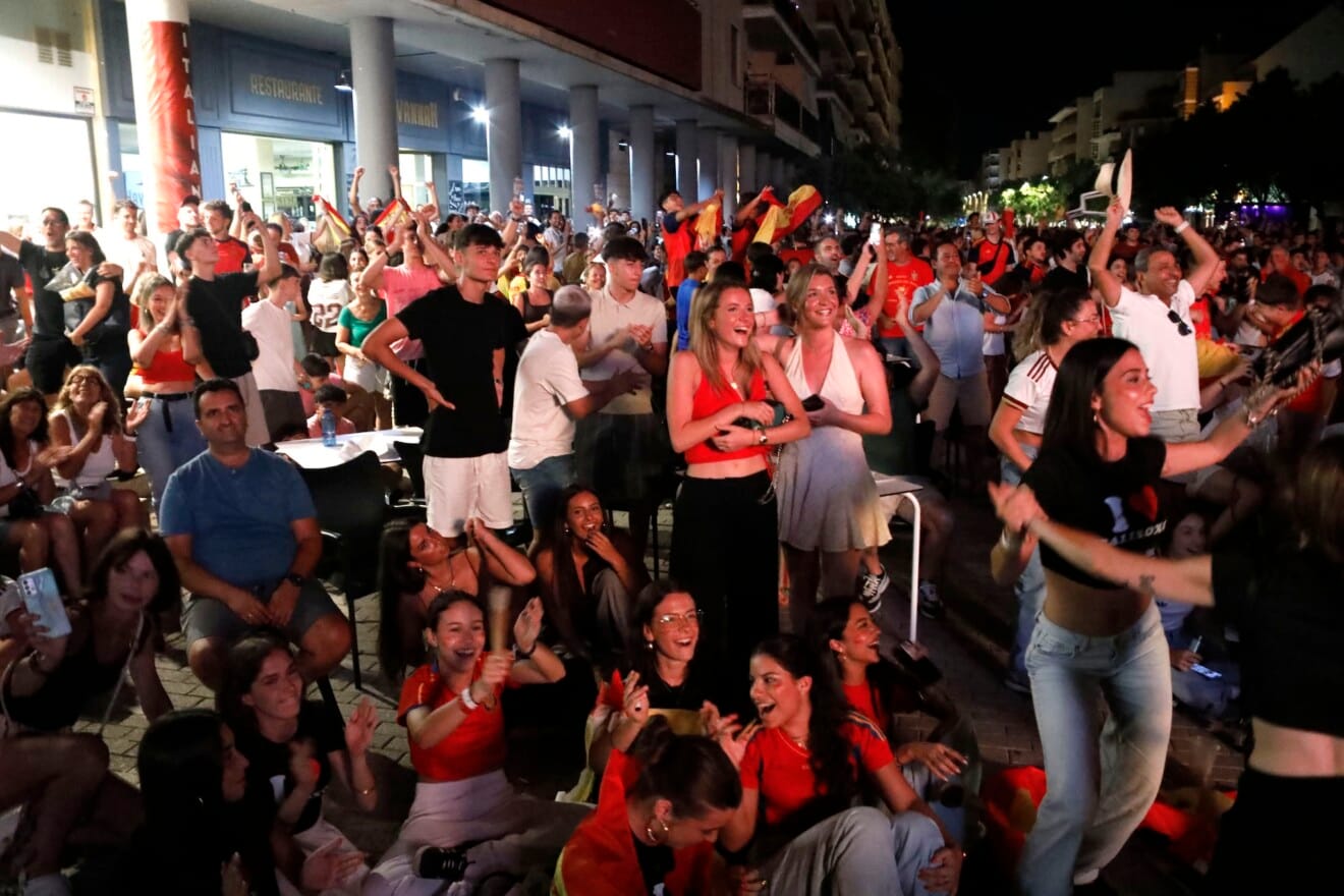 Seguimiento del partido del Mundial de fútbol en Dénia 5