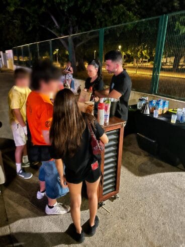 Servicio de mocteles durante la campaña preventiva en Dénia