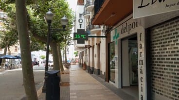 Termómetro del centro de Dénia marcando 35º a la sombra