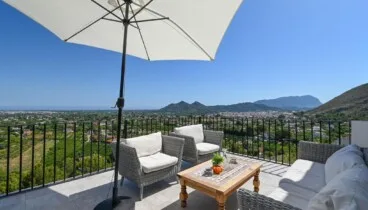 Terraza amueblada con vistas