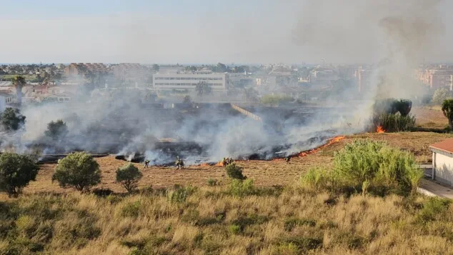 Declarado un incendio de vegetación en Dénia que moviliza a un amplio dispositivo de emergencias 12 trabajos de extincion del incendio de vegetacion en denia 1
