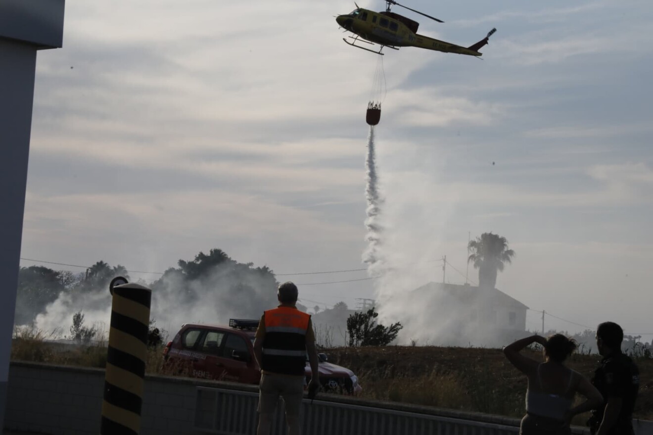 Trabajos de extinción del incendio de vegetación en Dénia (2)