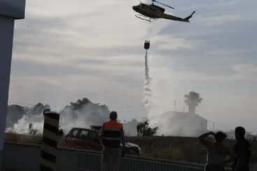 Trabajos de extinción del incendio de vegetación en Dénia (2)