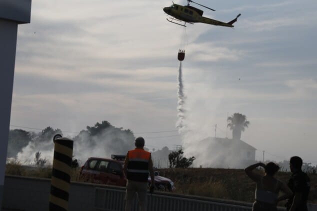 Declarado un incendio de vegetación en Dénia que moviliza a un amplio dispositivo de emergencias 13 trabajos de extincion del incendio de vegetacion en denia 2