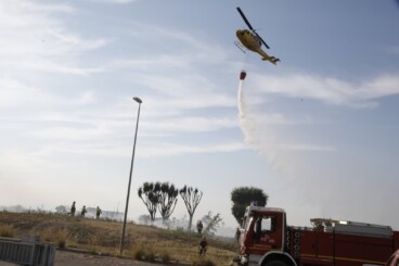 Trabajos de extinción del incendio de vegetación en Dénia