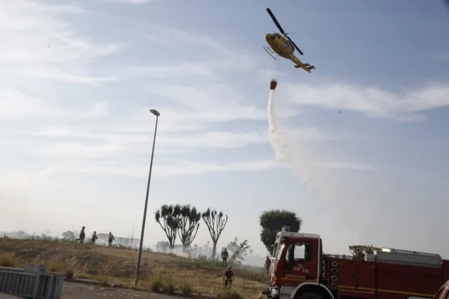 Declarado un incendio de vegetación en Dénia que moviliza a un amplio dispositivo de emergencias 7 Imagen: Trabajos de extinción del incendio de vegetación en Dénia