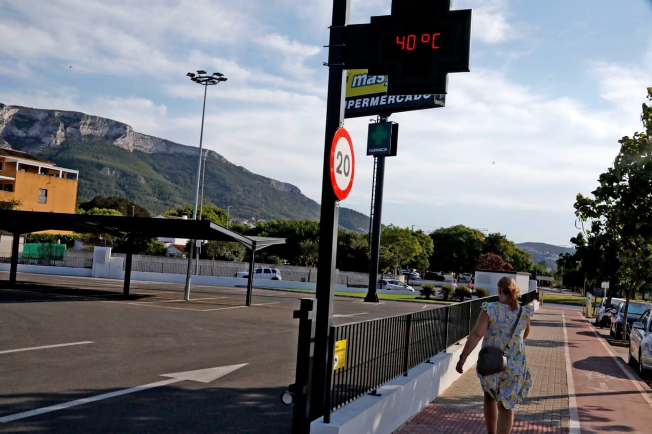Un termómetro digital de Dénia marcando 40 grados centígrados, muestra del calor asfixiante de los últimos días