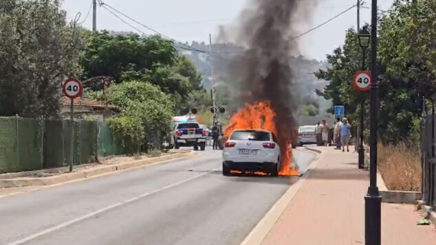 un vehiculo queda envuelto en llamas en la xara