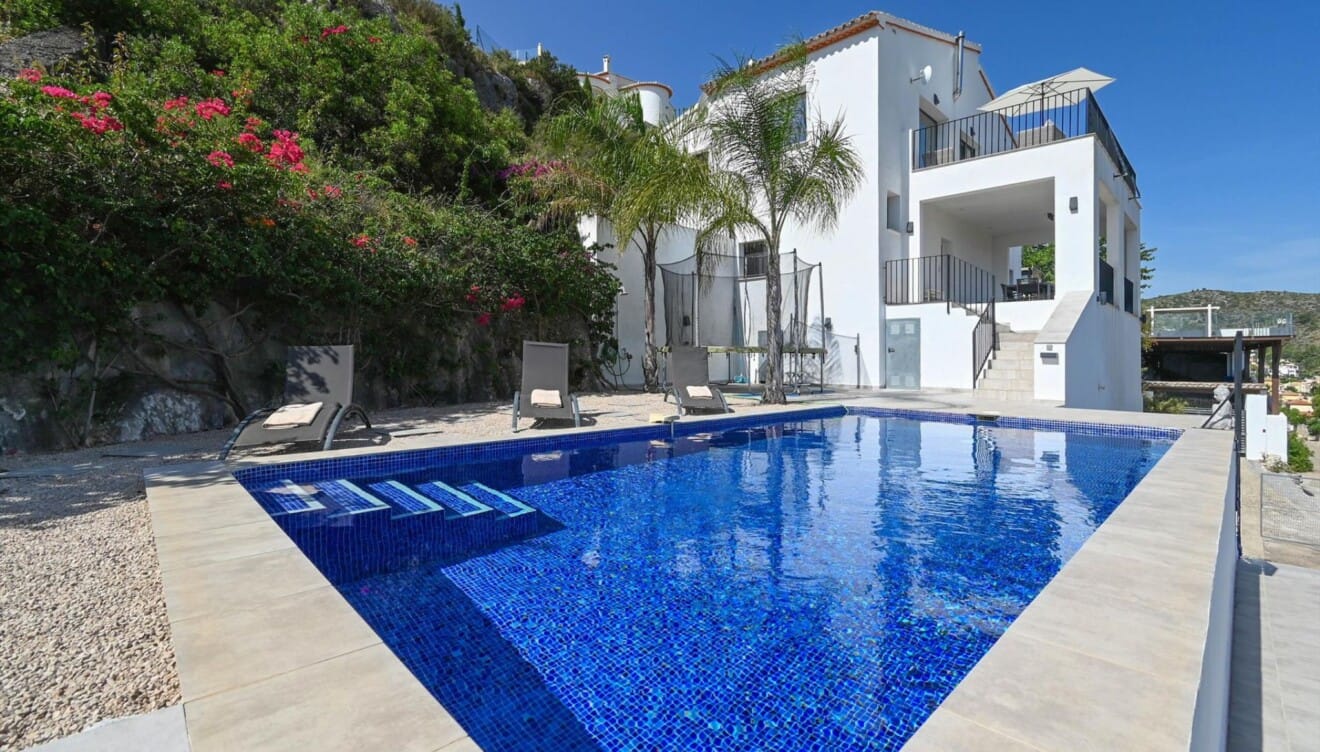 Una zona exterior vallada con vistas despejadas al valle y al mar