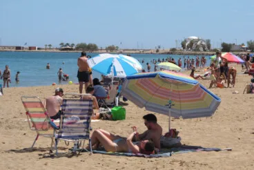 Veraneantes en la playa de Dénia