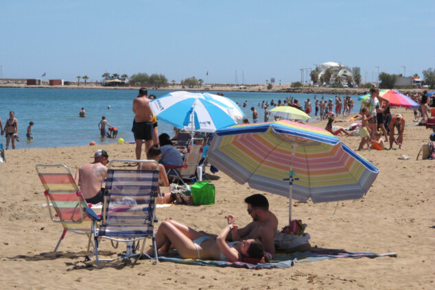 Dénia afronta el reto de «gestionar mejor su éxito» turístico con un plan ambicioso 2 Imagen: Veraneantes en la playa de Dénia