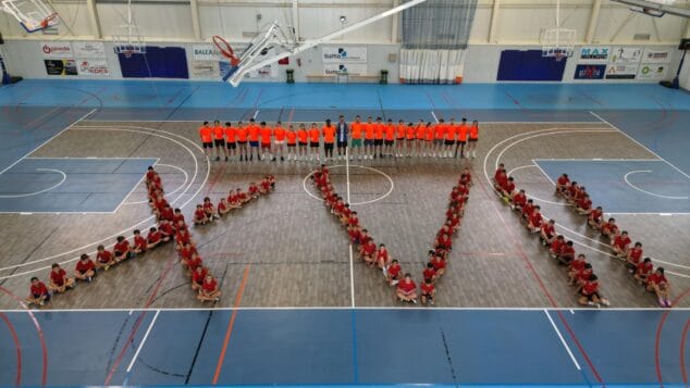 El Campus de Verano del Dénia Bàsquet Club clausura su XVII edición con 127 jóvenes y un balance muy positivo en Dénia 1 Imagen: Foto aérea de un gran grupo de niños y entrenadores formando el número romano XVII en una cancha de baloncesto durante el Campus de Verano DBC.