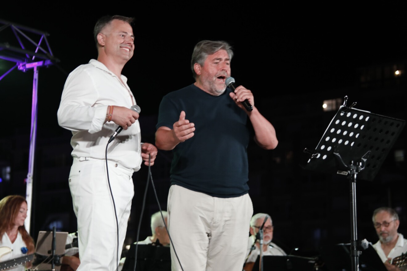El alcalde de Dénia, Rafa Carrió (der.), interpretando havaneres con pasión, un momento capturado en la XXVII Cantada