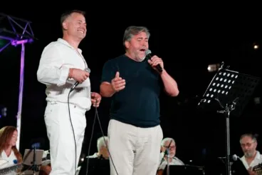 El alcalde de Dénia, Rafa Carrió (der.), interpretando havaneres con pasión, un momento capturado en la XXVII Cantada
