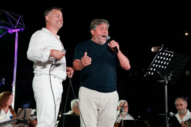 Bild: Der Bürgermeister von Dénia, Rafa Carrió (rechts), der leidenschaftlich Havaneres aufführt, ein Moment, der bei der XXVII Cantada festgehalten wurde
