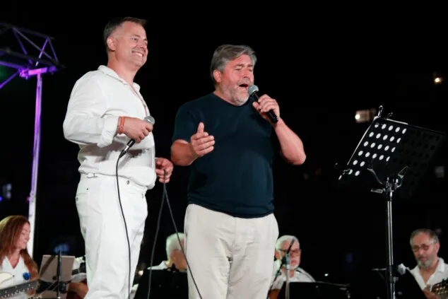 Goles, havaneres y un vuelco inesperado: la crónica de la noche más intensa de las fiestas de Dénia 2 Imagen: El alcalde de Dénia, Rafa Carrió (der.), interpretando havaneres con pasión, un momento capturado en la XXVII Cantada