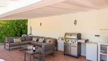 Zona de barbacoa y terraza techada