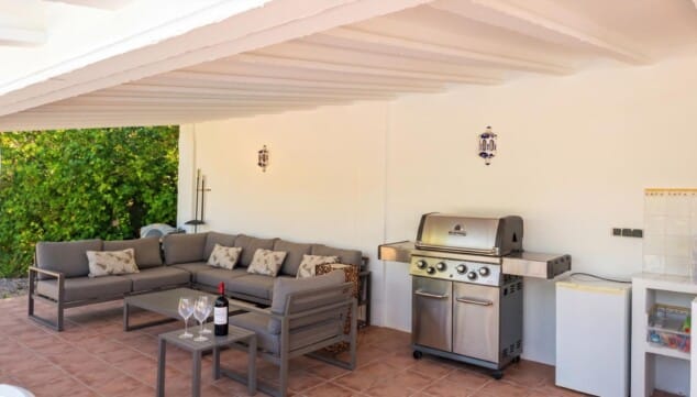 zona de barbacoa y terraza techada
