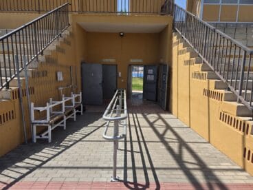 Acceso al graderío de la pista de atletismo de Dénia tras su reapertura