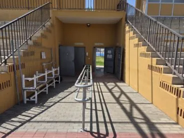 Acceso al graderío de la pista de atletismo de Dénia tras su reapertura