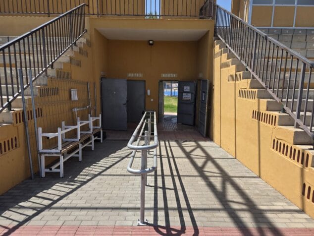 Die Tribünen der Leichtathletikanlage in Dénia wurden wiedereröffnet, nachdem das defekte Dach entfernt worden war. Bild: Eingang zur Tribüne der unüberdachten Leichtathletikanlage im Städtischen Sportzentrum Dénia.