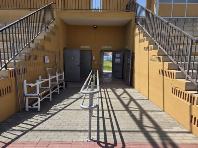 Las gradas de la pista de atletismo de Dénia reabren tras retirar la cubierta defectuosa 5 Imagen: Entrada al graderío de la pista de atletismo del Polideportivo Municipal de Dénia sin cubierta.
