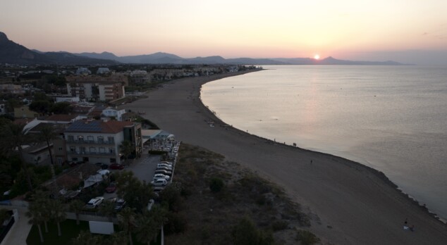 El eclipse solar rozará el 100 % de oscuridad en Dénia: dónde situarse y el punto que queda prohibido 1 Imagen: Anochecer desde las playas de Dénia