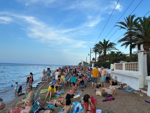 El eclipse solar en Dénia, entre la decepción por las nubes y un sobrecogedor apagón de última hora 2 Imagen: La playa de les Marines se llenó hasta la bandera, una auténtica locura de gente y sillas esperando el eclipse