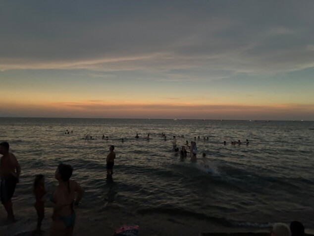 El eclipse solar en Dénia, entre la decepción por las nubes y un sobrecogedor apagón de última hora 3 Imagen: Bañistas en el agua durante los minutos de penumbra que cambiaron la luz de la costa dianense