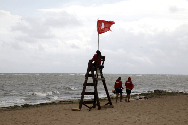 Prohibido el baño en una de las playas de Dénia 1 Imagen: Bandera roja en una playa de Dénia (archivo)