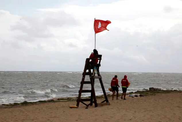 bandera roja en una playa de denia archivo