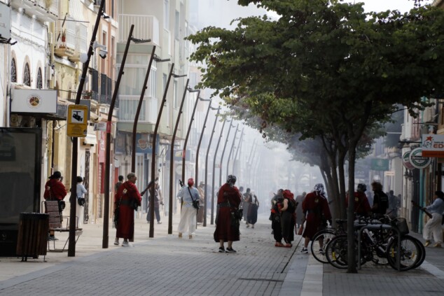 El atronador estallido de los arcabuces toma el centro de Dénia antes del esperado Milagro de la Niebla 4 batalla de arcabuceria y misa de los moros y cristianos 2026 de denia 1